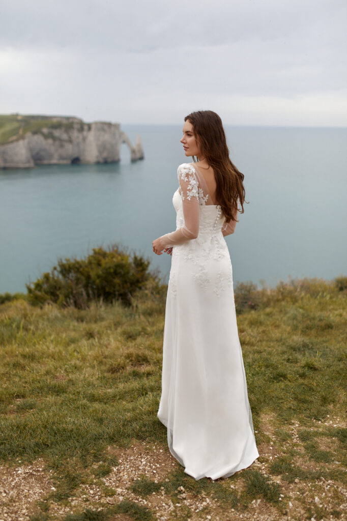 Hochzeitskleid von hinten am Meer